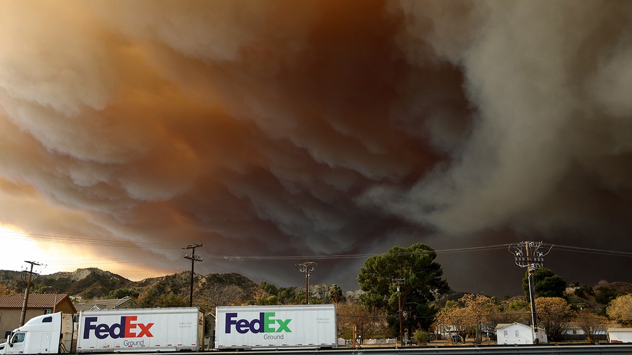 Rapidly Growing Hughes Fire North Of Los Angeles Forces Evacuations3.jpg